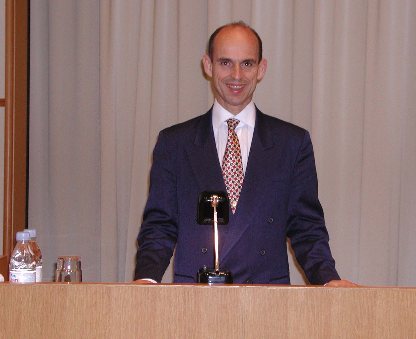 Photo of Bruno Comby, giving a lecture, Bruno Comby,
        speaking, institut Bruno Comby, Bruno Comby institute